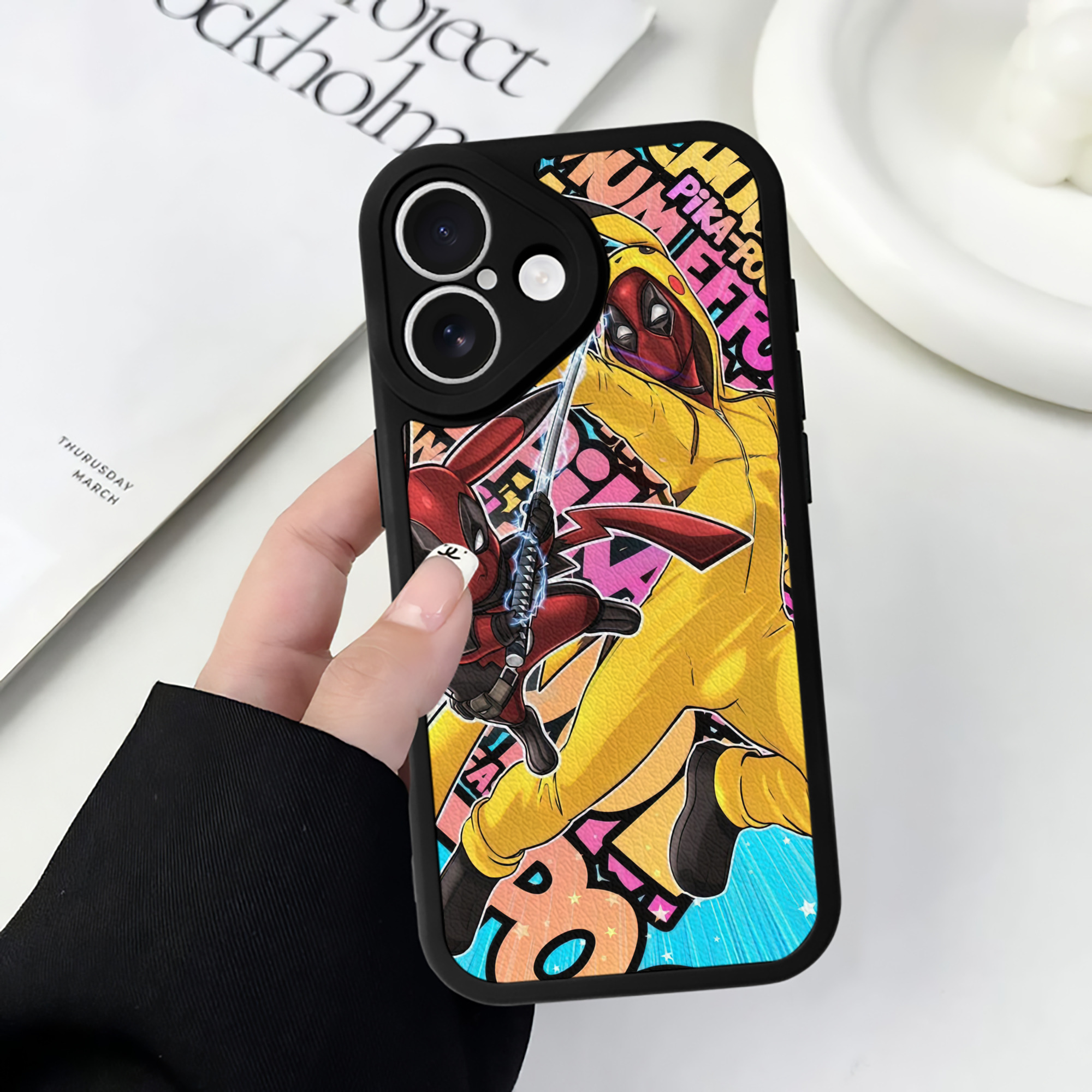 （画像用） Deadpool デッドプール 【iPhone 16シリーズ対応】シリコンスマホケース（レザー調） 材質：シリコン